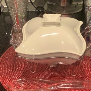 1 QT. COVERD PORCELAIN BAKER WITH WARMER STAND